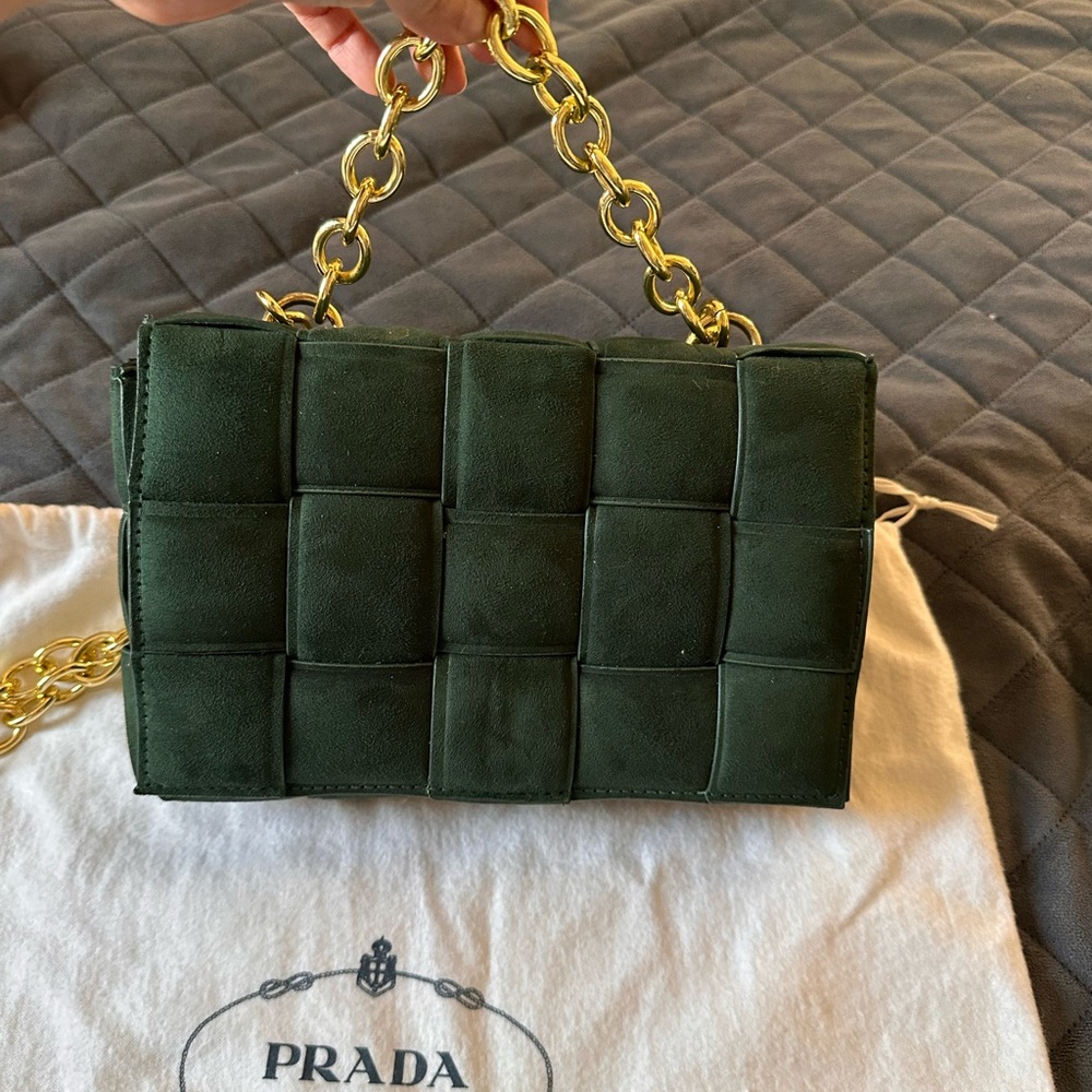 Green shoulder purse.